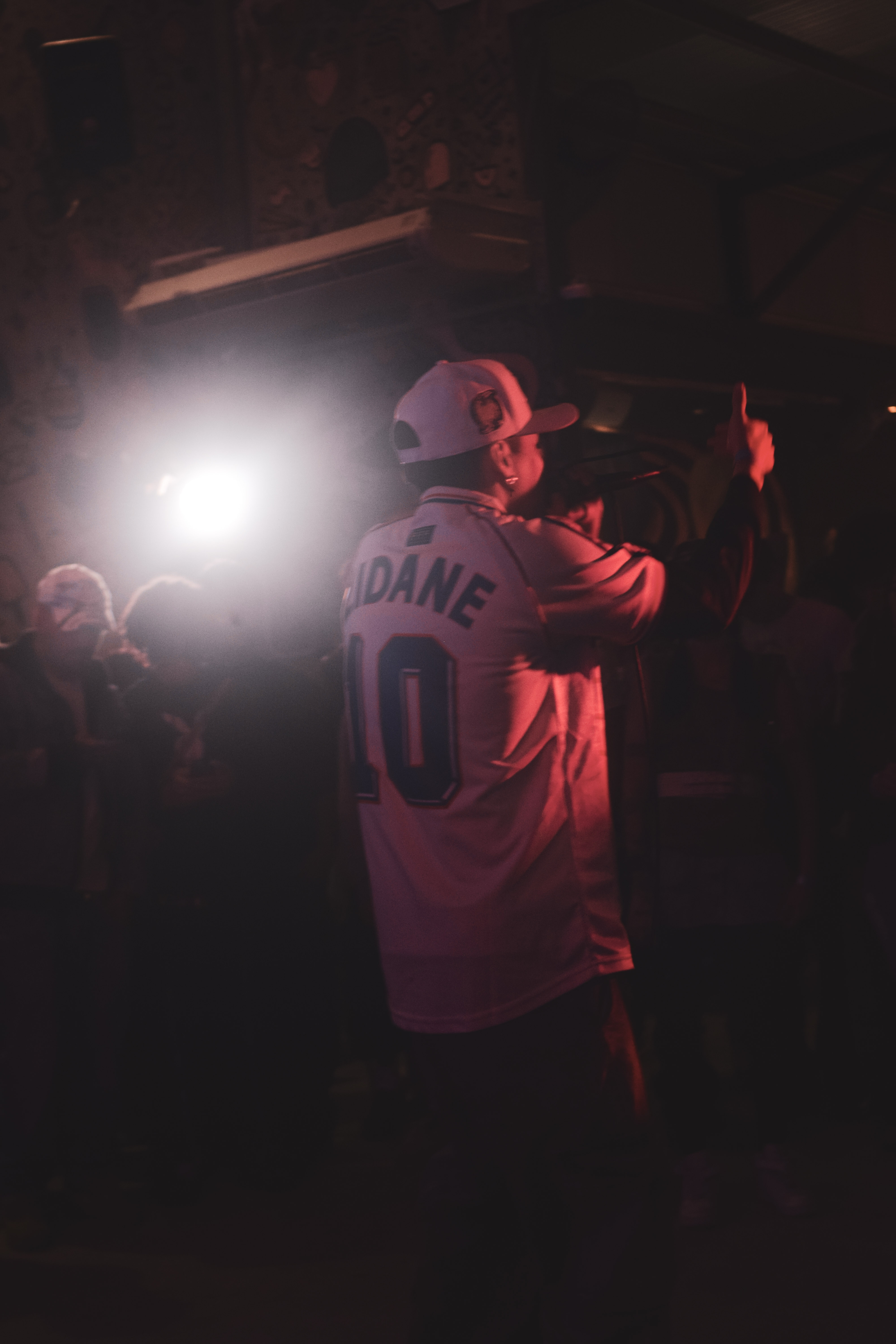 Leito cantando en vivo durante un show